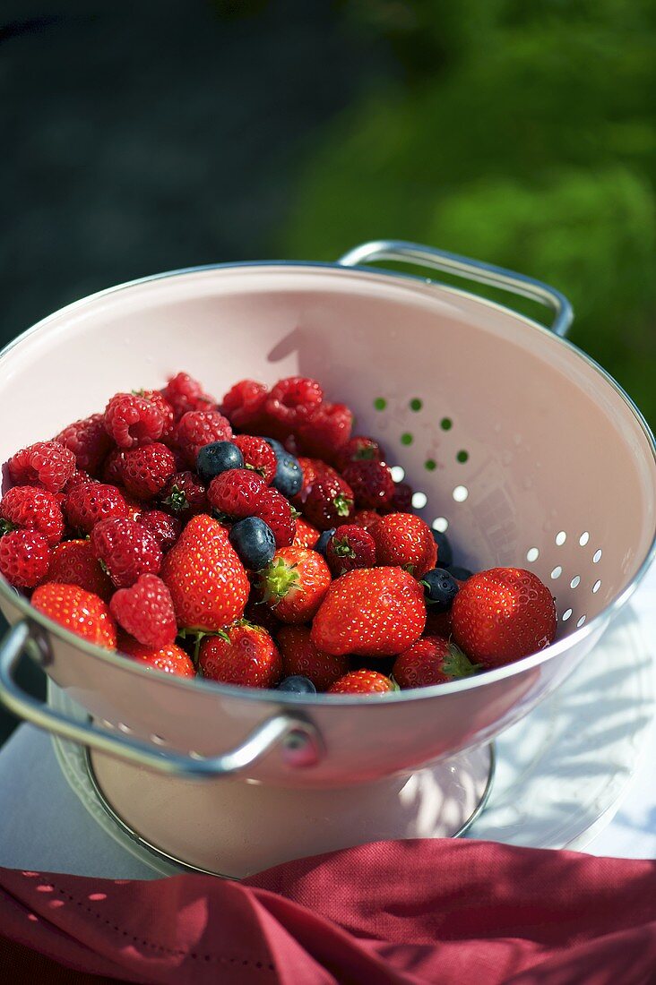 Verschiedene frische Beeren im Küchensieb