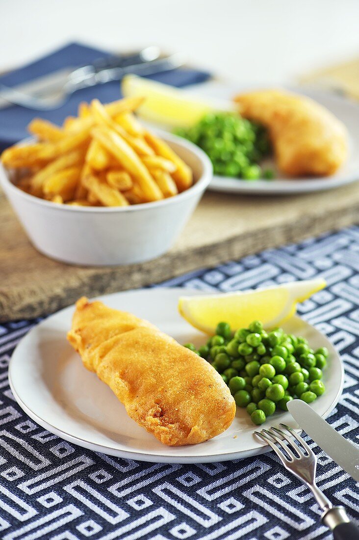 Fisch im Bierteig mit Erbsen, Pommes frites