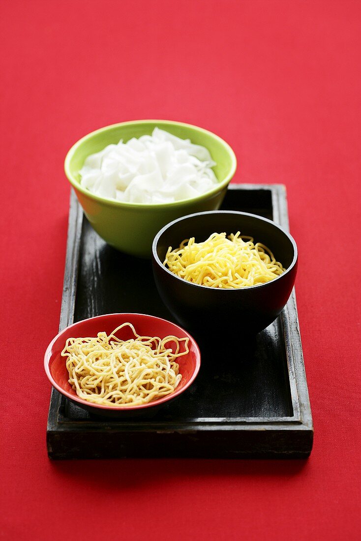 Various types of Oriental noodles in bowls