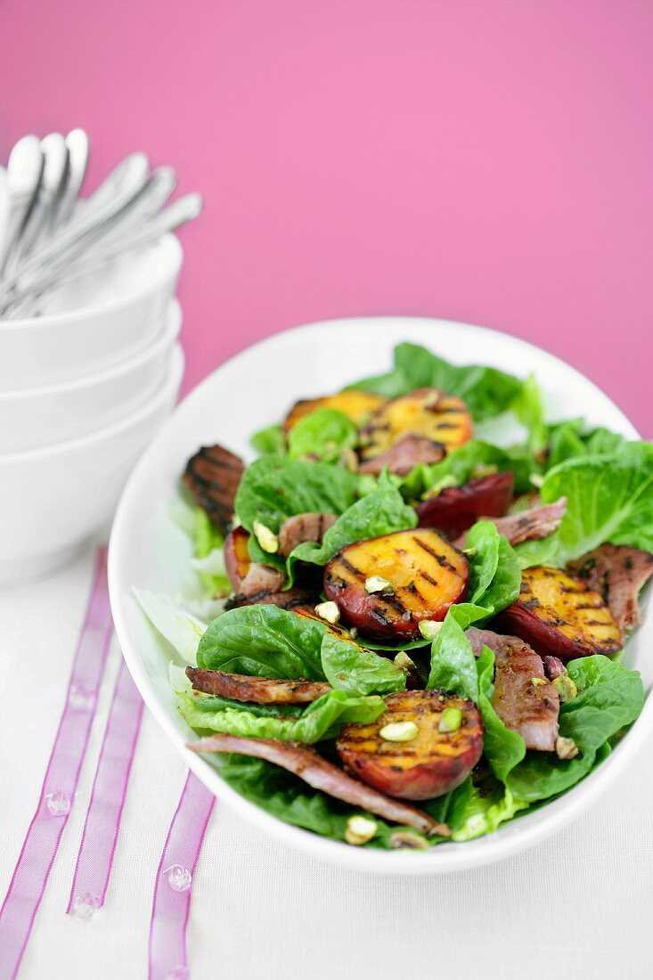 Spinach salad with ham and grilled peaches