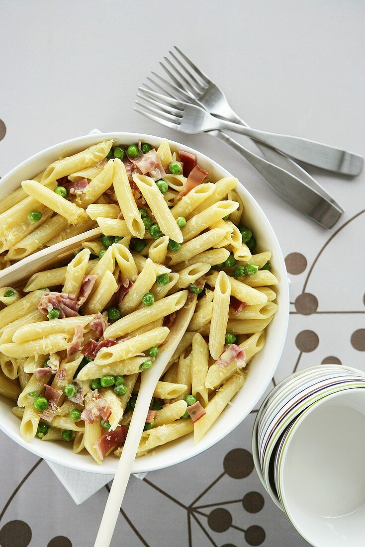 Penne with cream, peas and ham