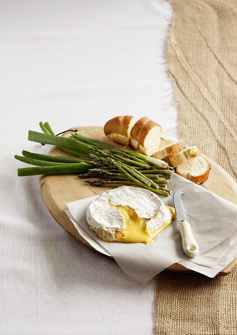 Baked Camembert with vegetables and baguette