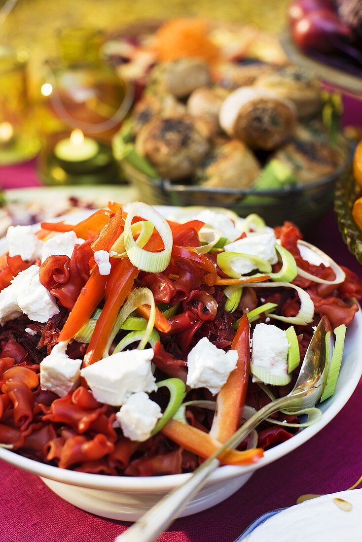 Salat mit roten Nudeln, Gemüse und Frischkäse
