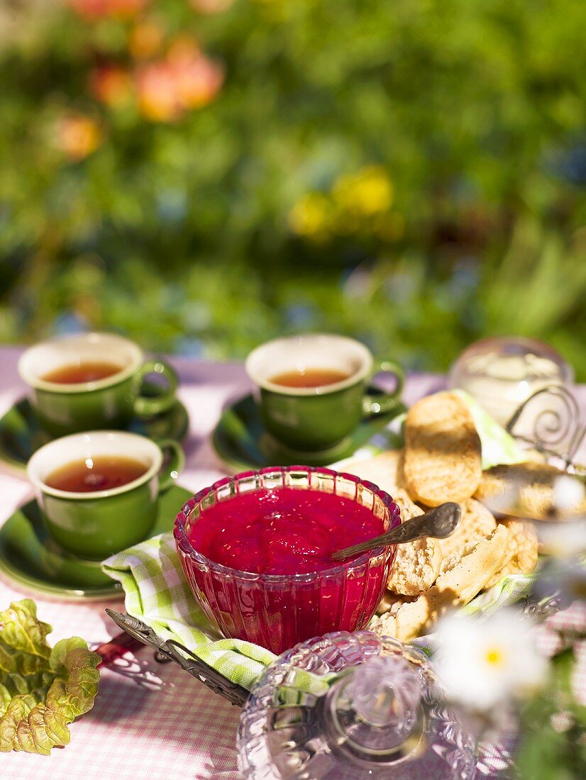 Frische Erdbeermarmelade mit Teegebäck und Tee