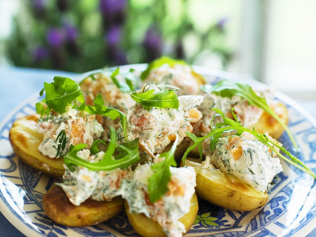 Blechkartoffeln mit Lachs-Dill-Creme und Rucola