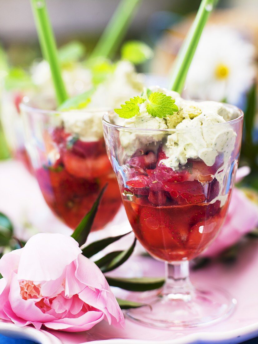 Erdbeeren in Weißwein mit Basilikumcreme