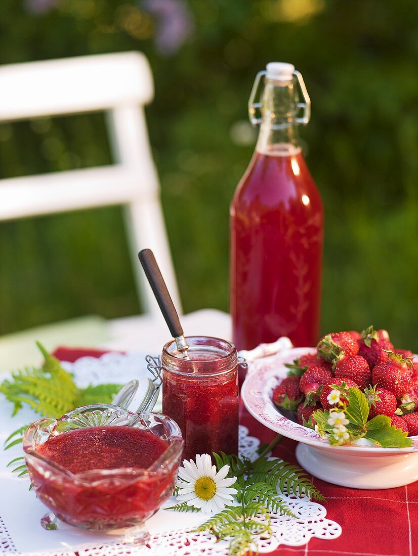 Frische Erdbeermarmelade und frischer Erdbeersaft