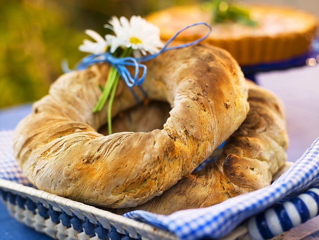 Mittsommerkranz mit Sonnenblumen- und Kürbiskernen