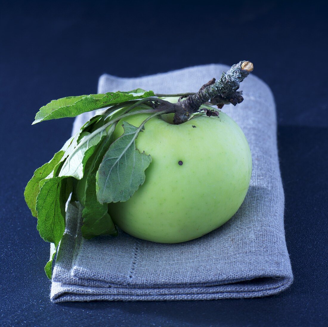 Ein Klarapfel auf Leinentuch