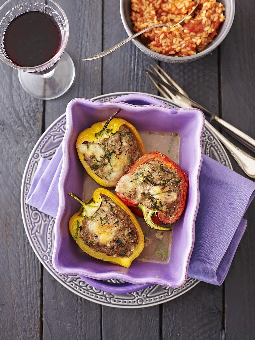 Peppers stuffed with mozzarella, minced meat and chives