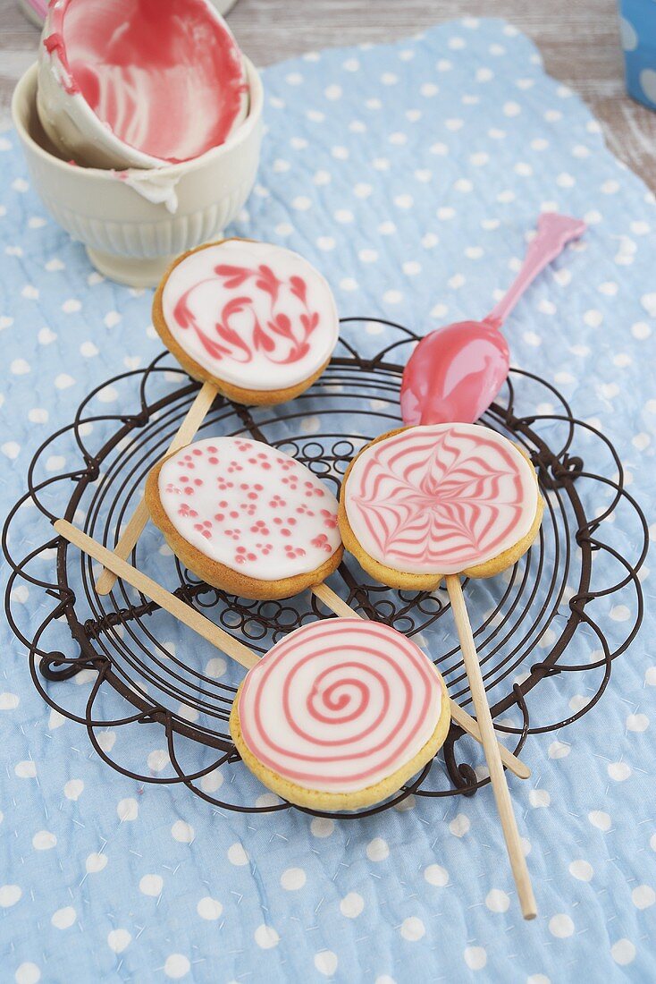 Biscuit lollies with icing sugar