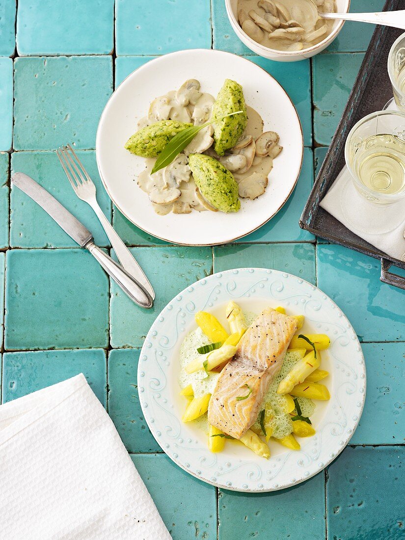 Polenta-Bärlauch-Nocken mit Rahmpilzen, Lachsfilet mit Bärlauchsauce