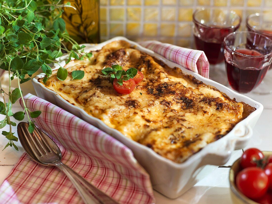 Cannelloni gratinati (Gefüllte und gratinierte Nudelrollen)