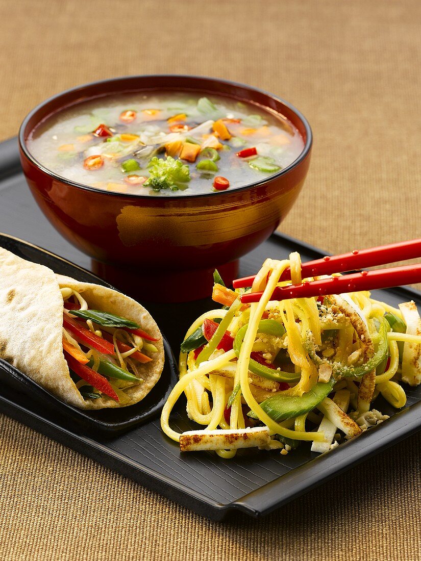 Chinesische Gerichte (Gebratene Nudeln, Wrap mit Gemüse und Gemüsesuppe)