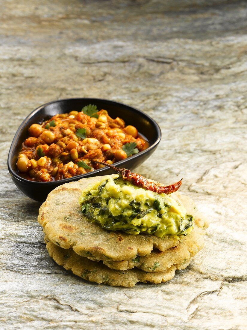 Gerichte aus Maharashtra: Mungobohnen-Curry und Bhakri (Hirse-Fladenbrot)
