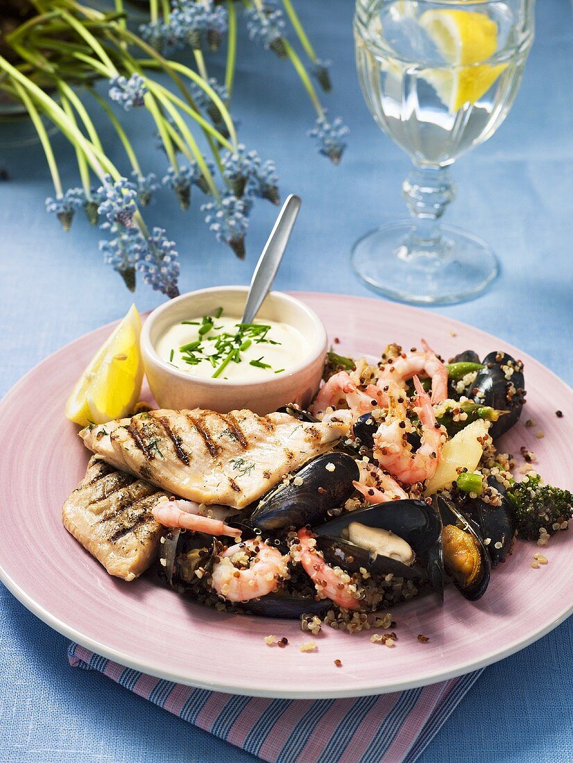 Quinoa-Paella mit Garnelen, Miesmuscheln und Fisch, dazu Aioli