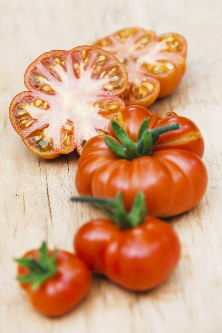 Ganze und aufgeschnittene Tomaten der Sorte Red Star