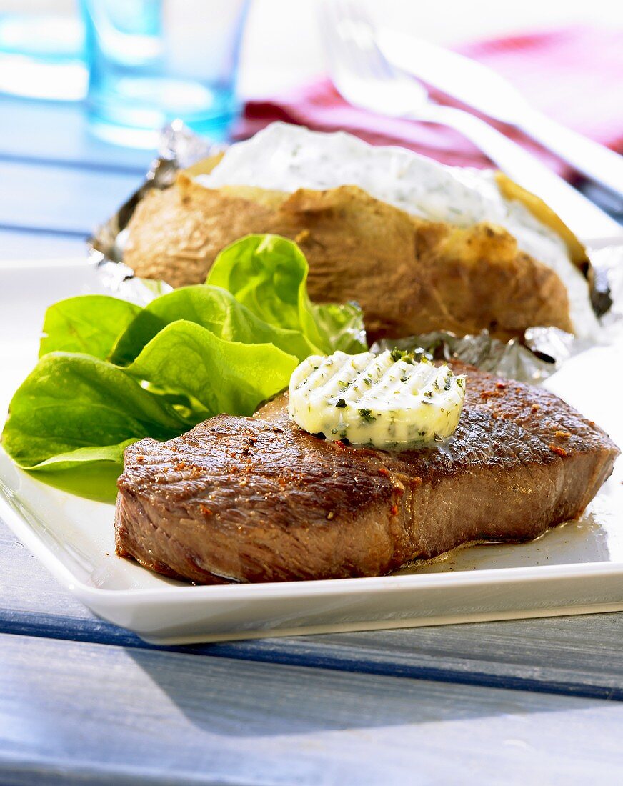 Rumpsteak mit Kräuterbutter und Ofenkartoffel