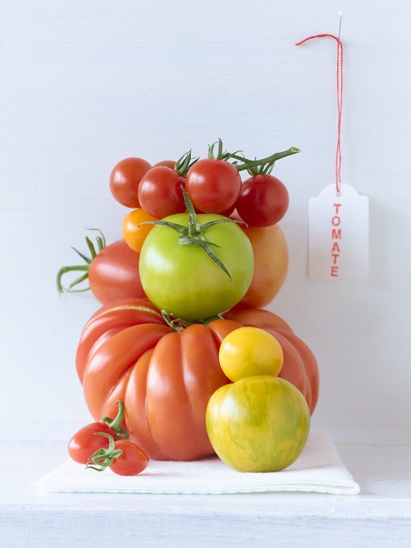 Mehrere verschiedene Tomatensorten, aufgetürmt