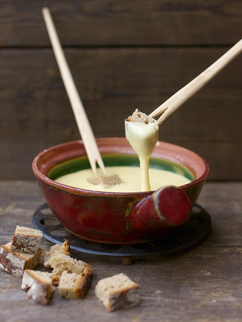 Schweizer Käsefondue mit Graubrotwürfeln