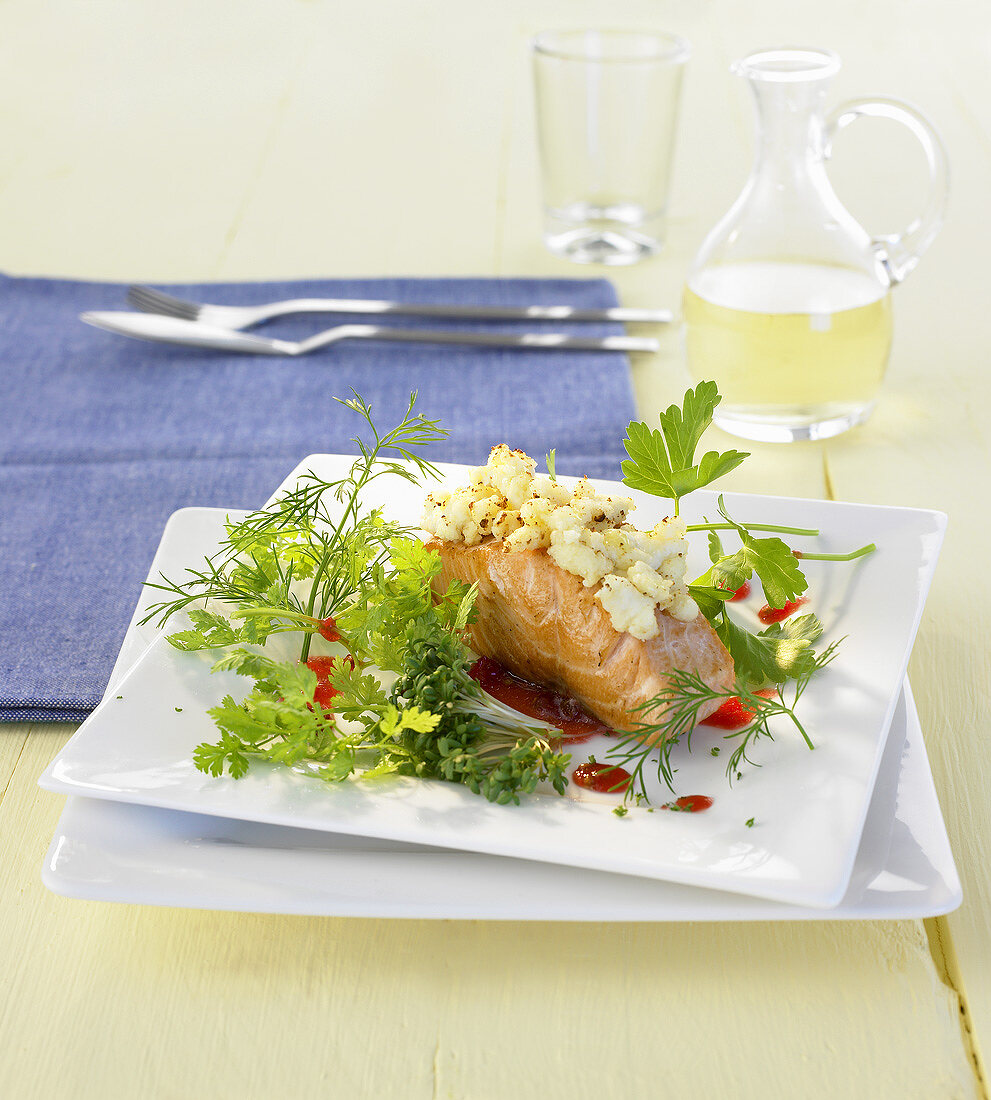 Lachsfilet mit Ziegenkäse überbacken und Kräutern