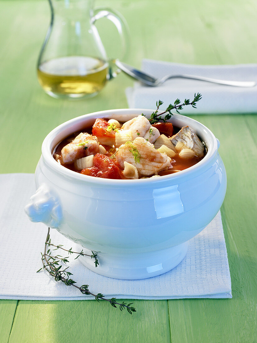 Tomaten-Fischsuppe in einer Suppenterrine