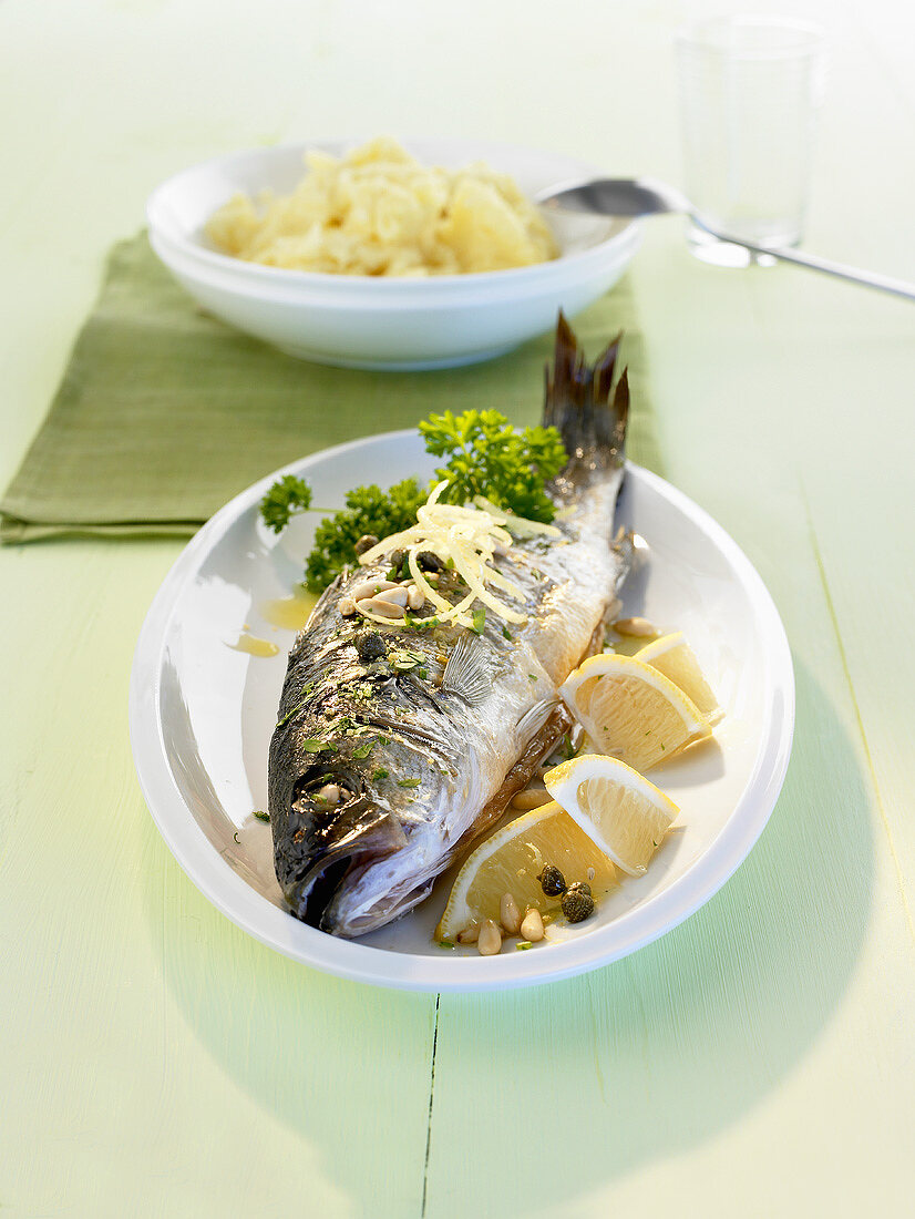 Gebratener Wolfsbarsch mit Gremolata und Kartoffelpüree