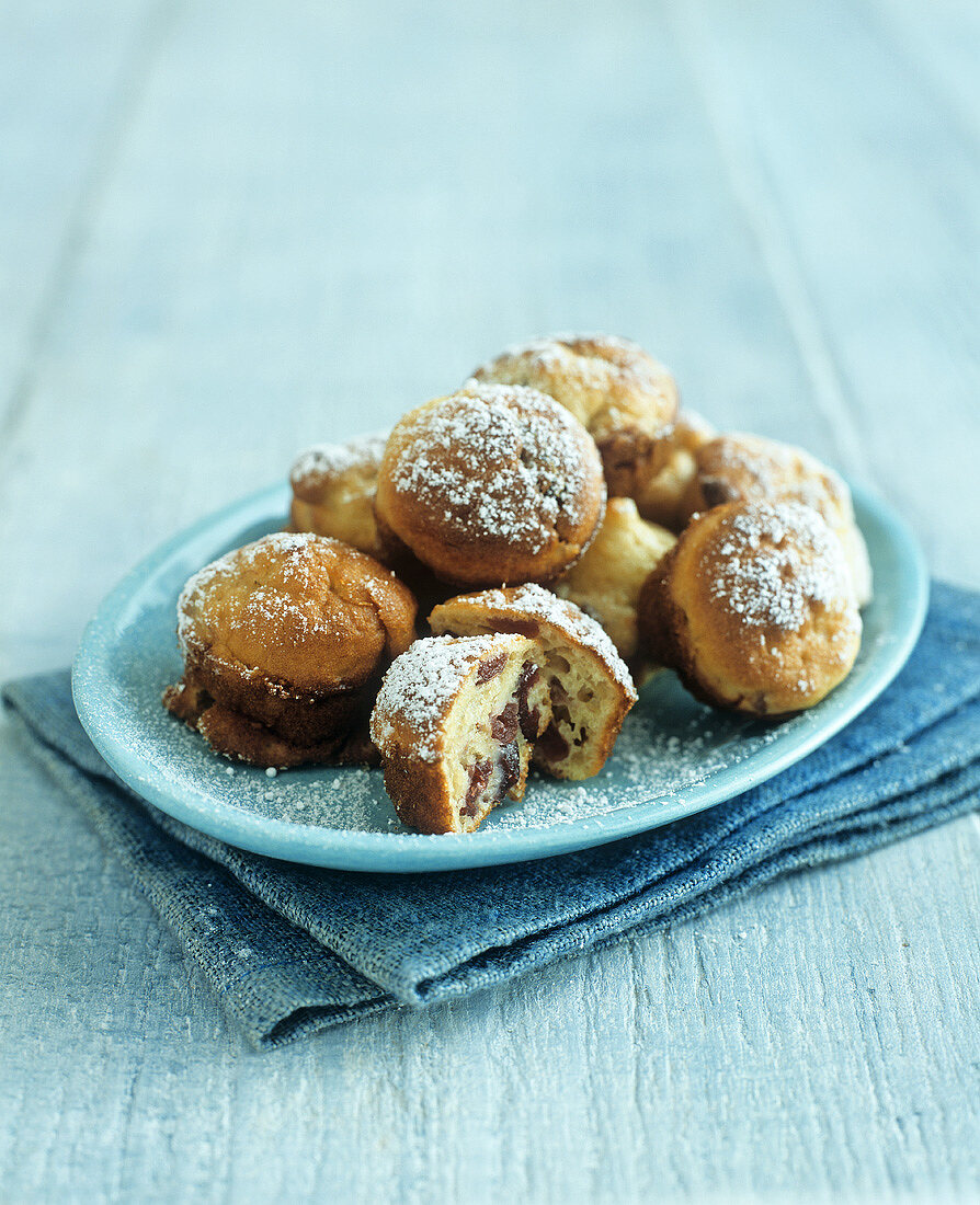 Mehrere Bananen-Blaubeer-Muffins auf einem Teller