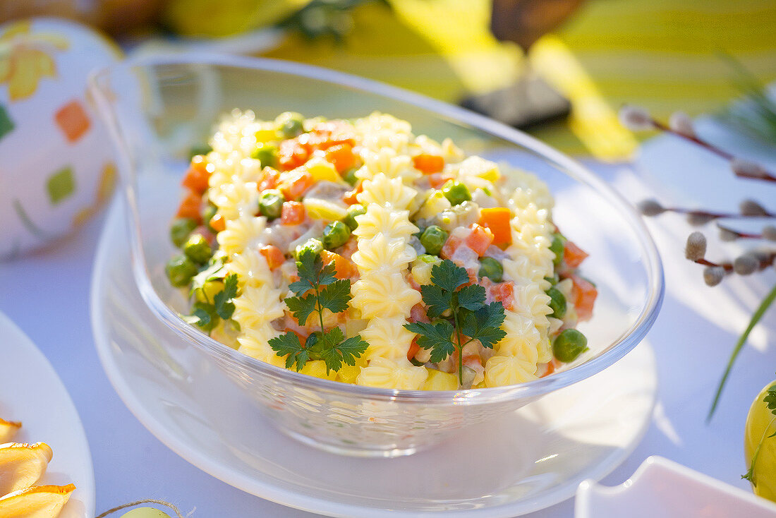 Gemüsesalat mit Mayonnaise zu Ostern (Polen)