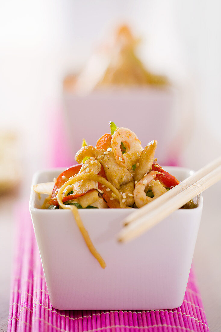 Hähnchen-Shrimps-Salat mit Gemüse und Nudeln