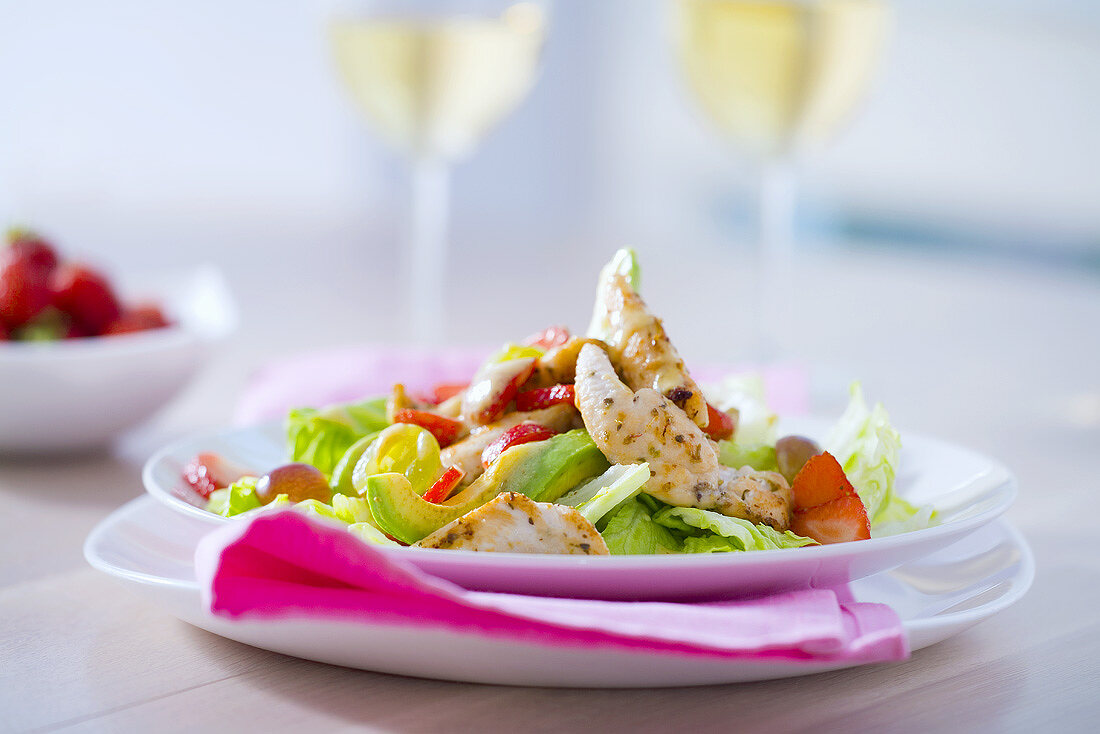 Eisbergsalat mit Hähnchenbruststreifen, Avocado und Erdbeeren