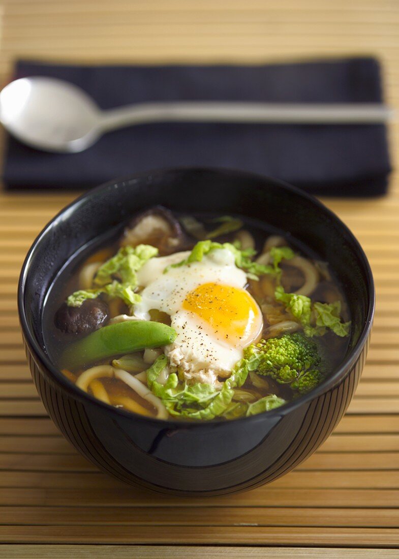 Klare Gemüse-Suppe mit Udonnudeln, Pilzen und Wachtelei