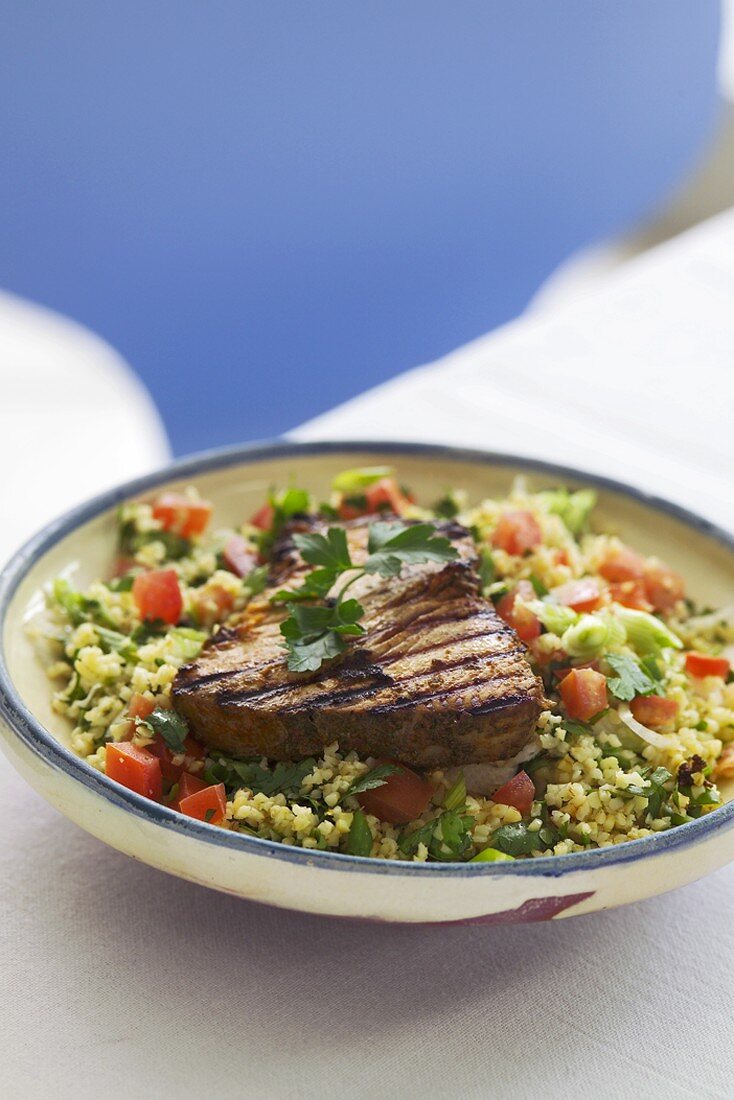 Marinierter, gegrillter Thunfisch auf Tabouleh