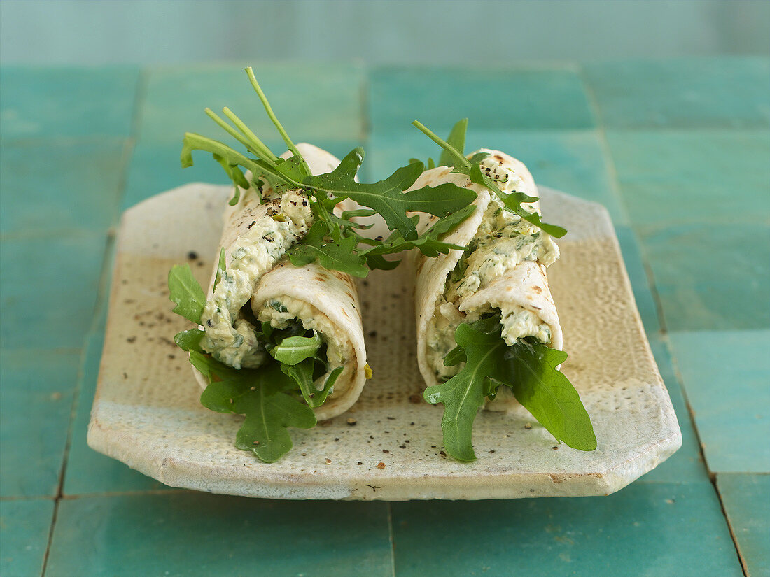 Zwei Fladenbrot-Wraps mit Feta-Rucola-Füllung