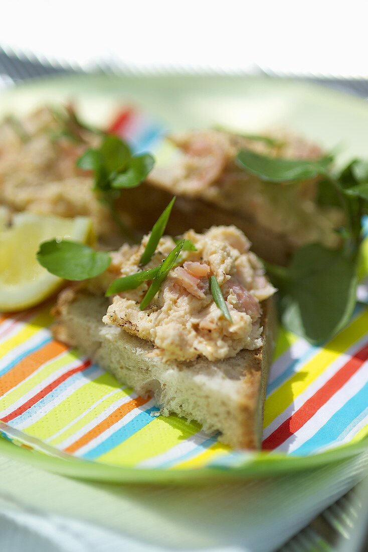 Belegte Brote mit Fisch und Kräutern