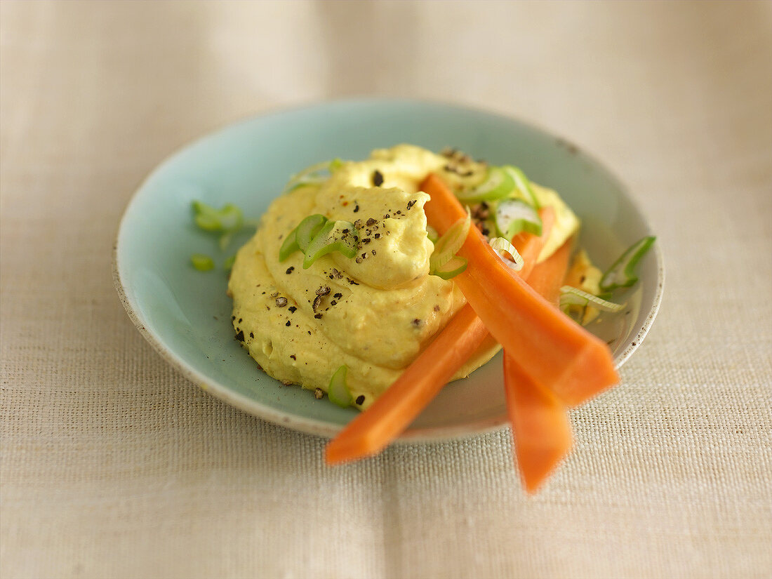 Mango-Safran-Dip mit Frühlingszwiebeln und Karottensticks