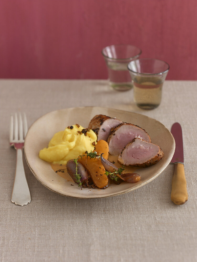 Pork fillet with apple, shallots and mashed potato