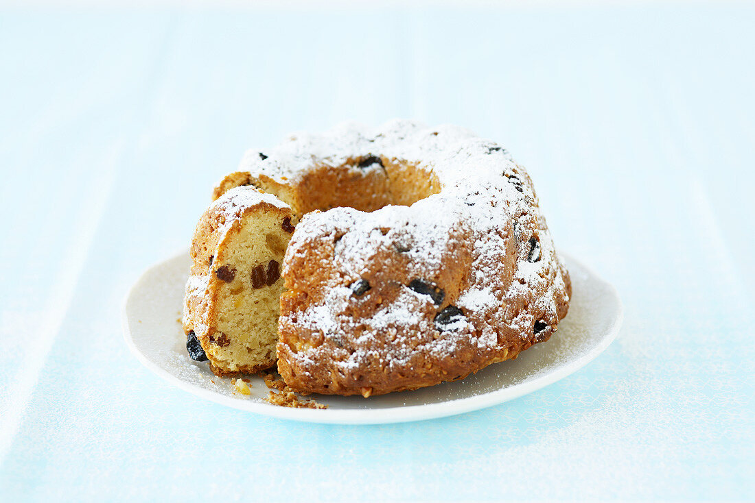 Angeschnittener Stollen-Gugelhupf