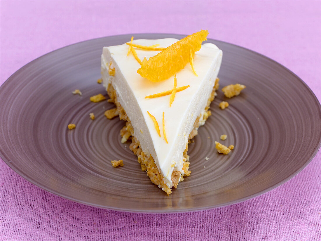 Stück Mascarpone-Orangen-Kuchen mit Cornflakes-Boden