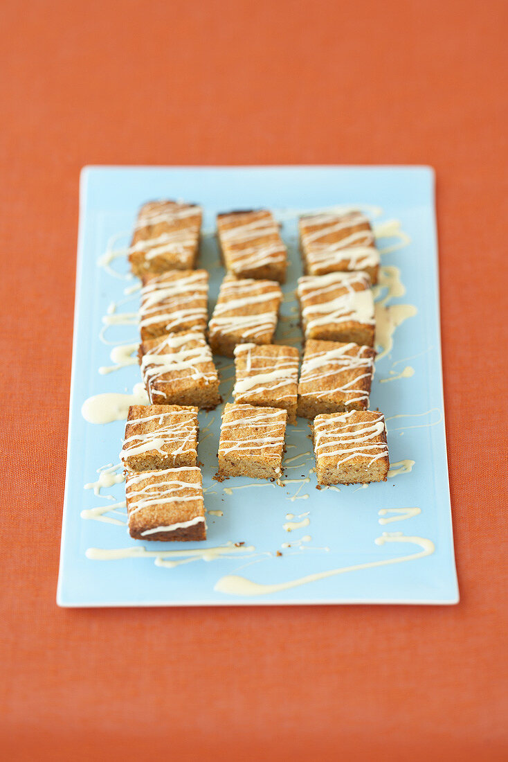 Karottenkuchen in quadratische Stücke geschnitten