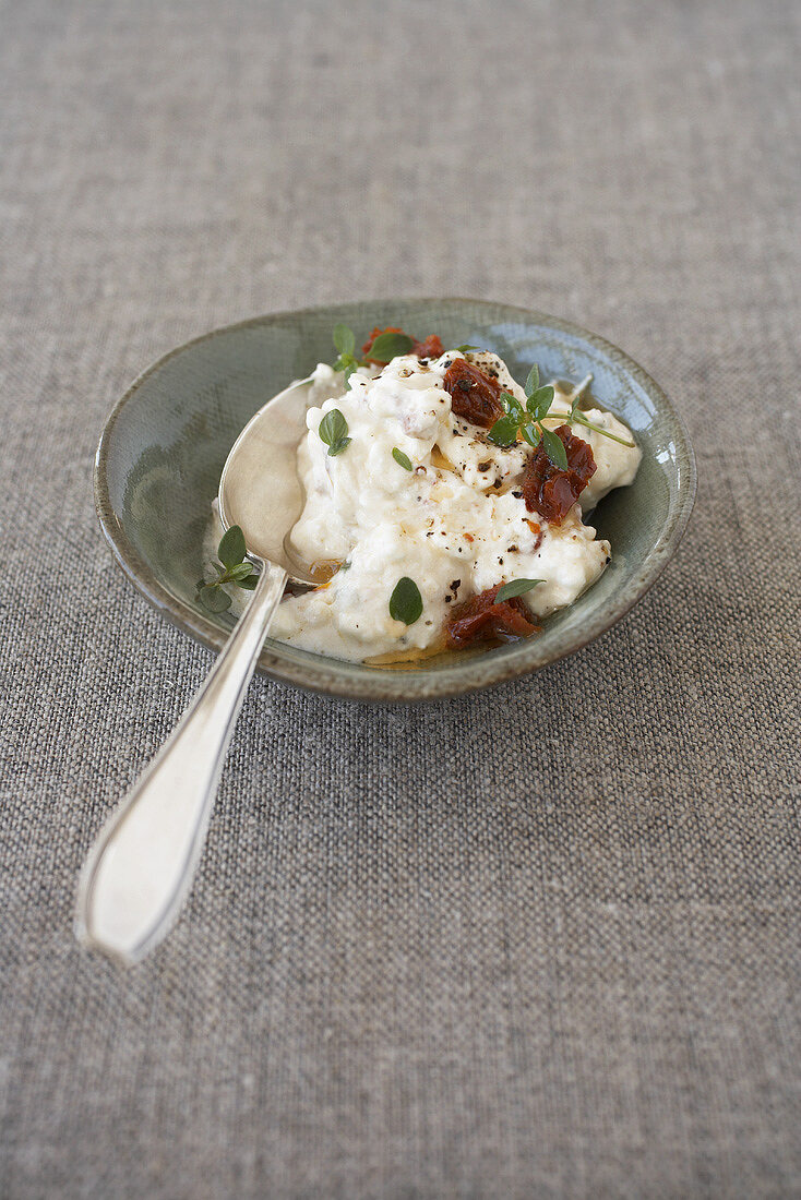 Ein Schälchen Ziegenkäse-Dip mit getrockneten Tomaten