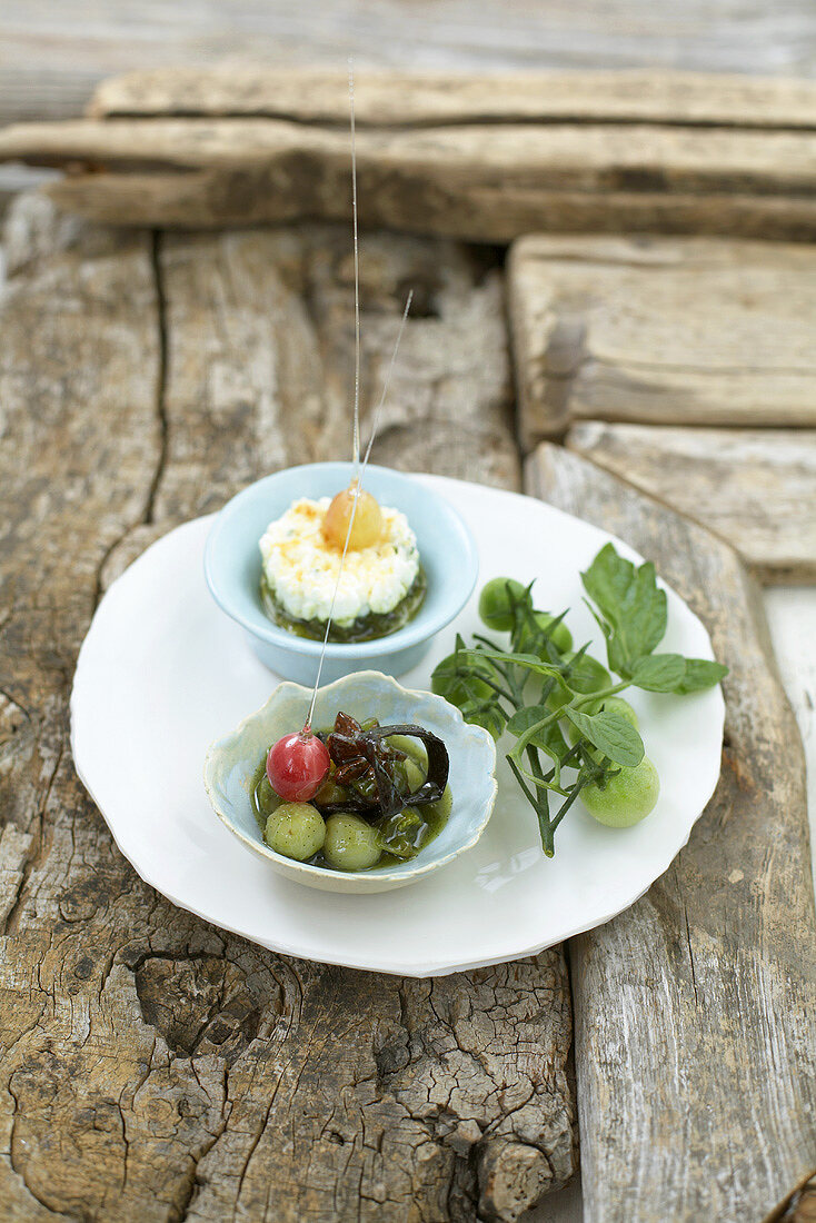 Oliven-Ziegenkäsecreme mit Tomaten-Stachelbeer-Konfitüre