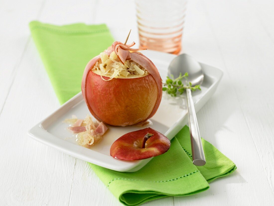 Gebackener, mit Sauerkraut und Schinken gefüllter Apfel