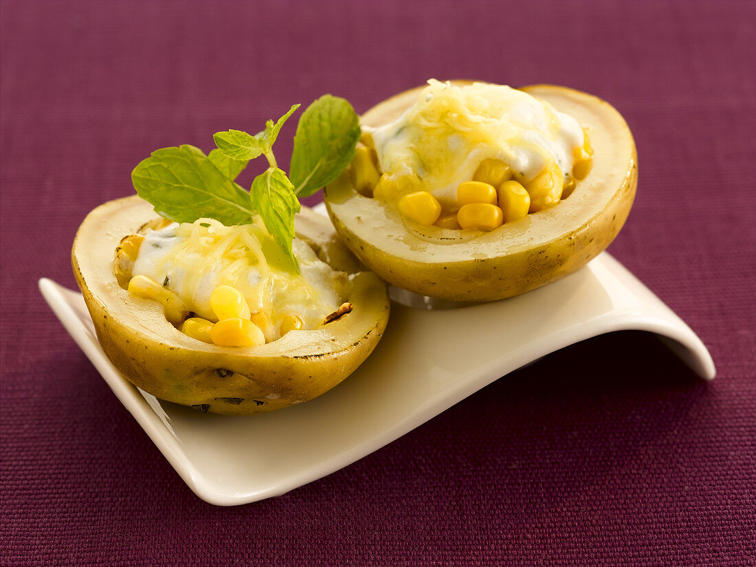 Baked potato filled with sweetcorn and yoghurt (India)