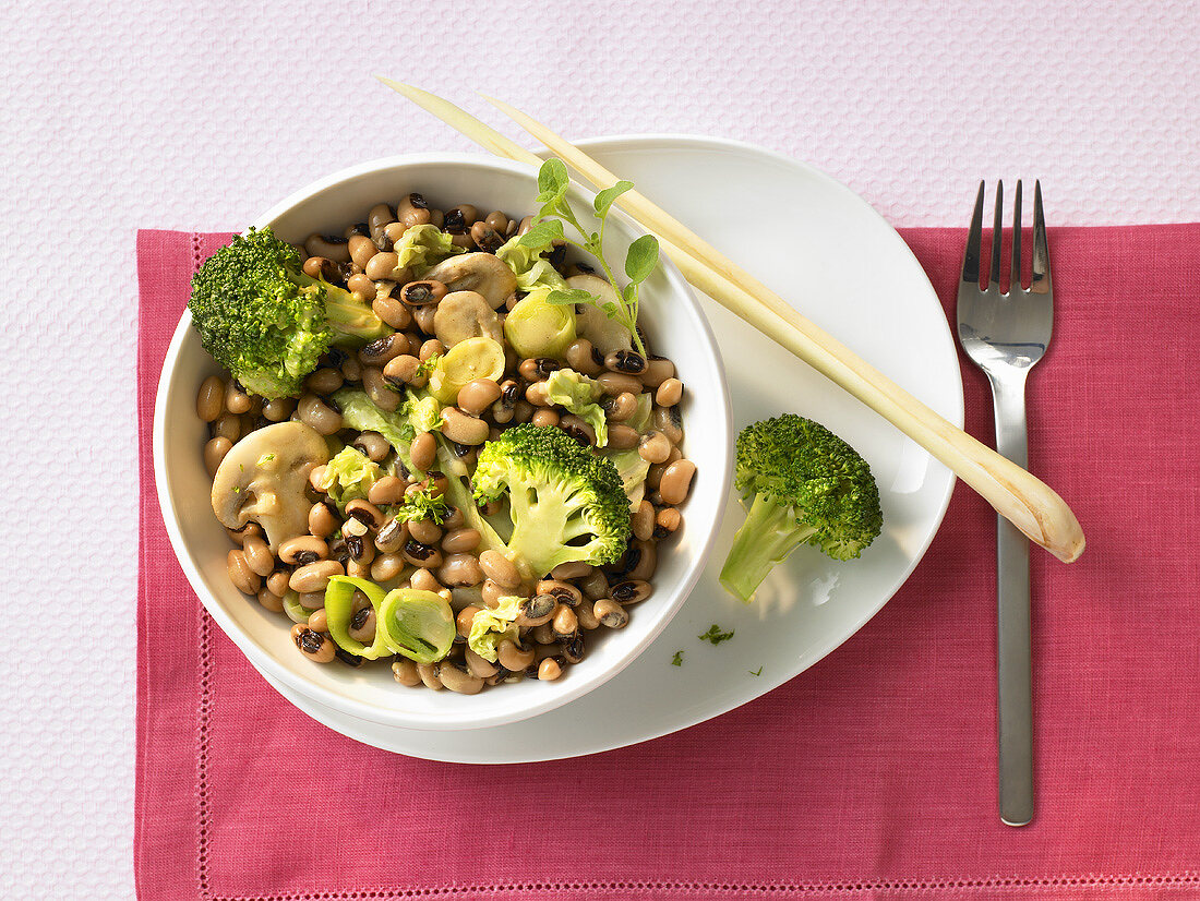 Black-eyed beans with broccoli and mushrooms