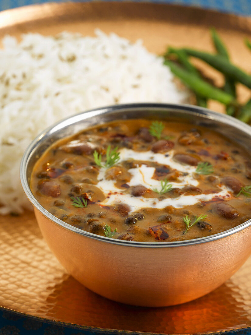 Cremige Suppe aus schwarzen Bohnen mit Reis (Indien)