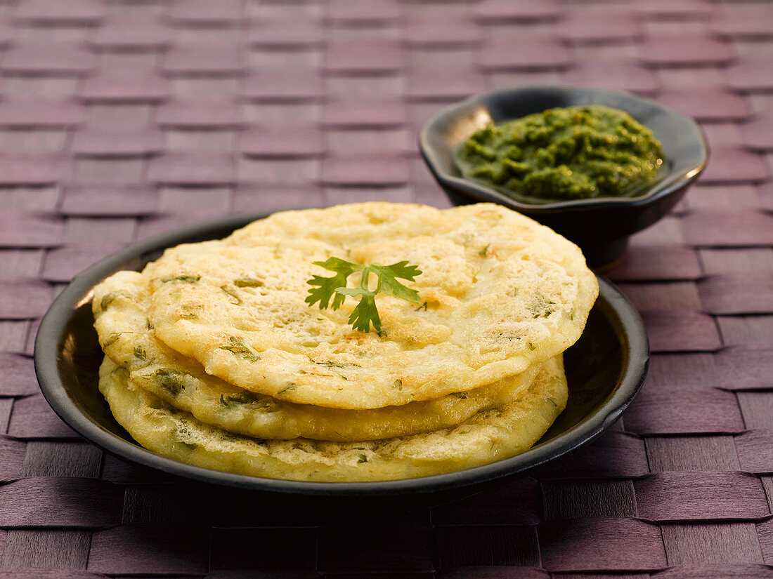 Drei Reispfannkuchen mit Kräuterpaste (Indien)