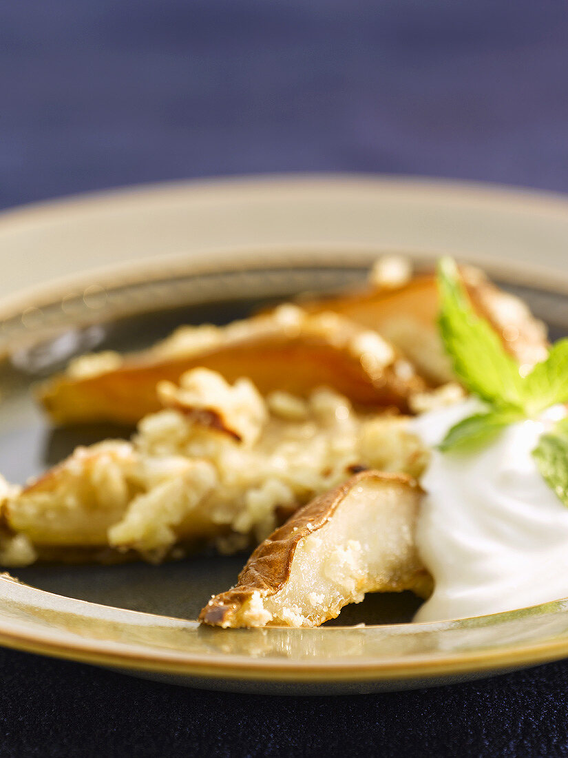 Spicy pears with yoghurt