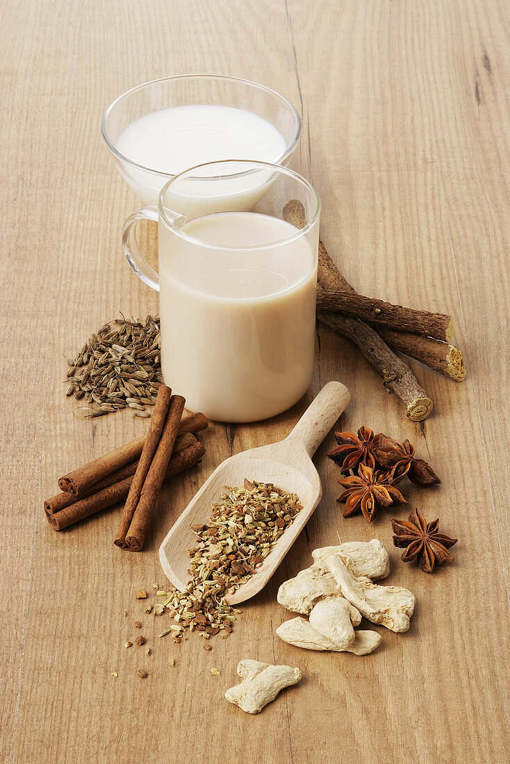 Eine Tasse Yogi-Tee mit Gewürzen und einem Schälchen Milch