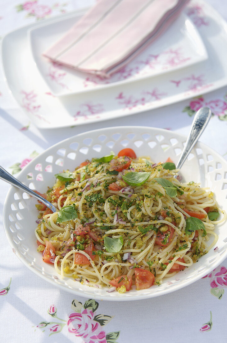 Spaghetti mit Tomaten und Kräuter-Bröseln